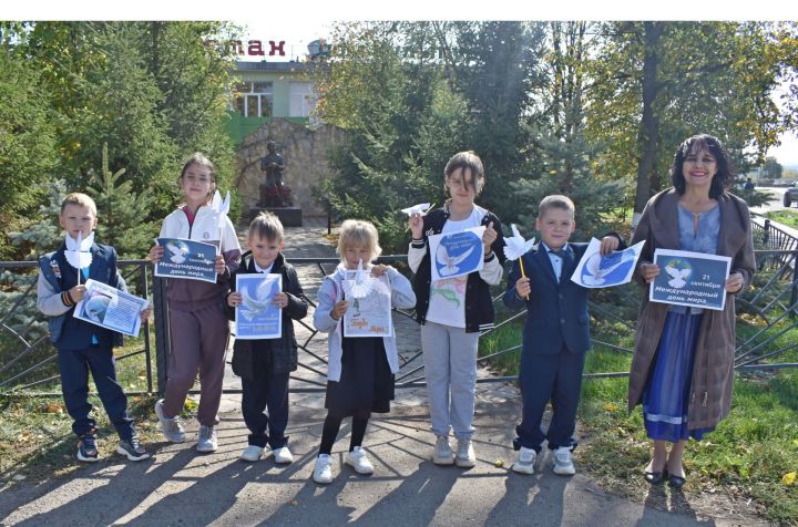 Работники Князевского дома культуры вместе с участниками клубного объединения «Волонтер» провели в центре поселка Татарстан патриотическую акцию «Голубь мира»