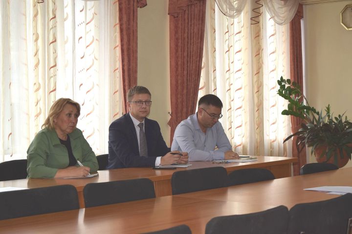 Глава района Фаил Камаев провел совещание по подготовке к Декаде пожилых