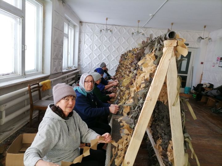 В Калмашском сельском доме активисты села плетут маскировочные сети