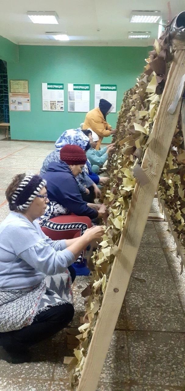 В Калмашском сельском доме активисты села плетут маскировочные сети