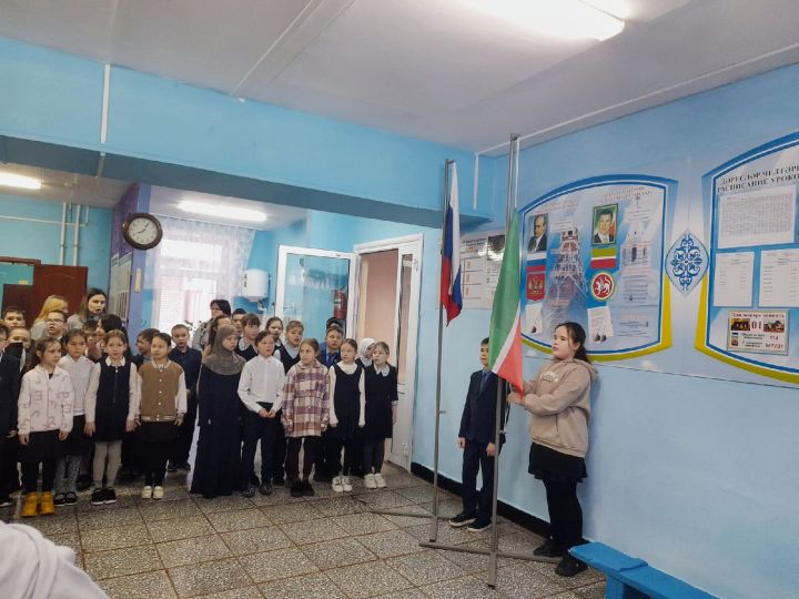 Торжественная церемония поднятия флагов в школе: ученики проявляют уважение к государственным символам и Родине