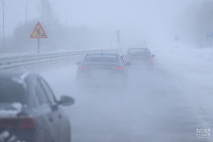 Автоинспекторы оказывают помощь участникам дорожного движения во время непогоды