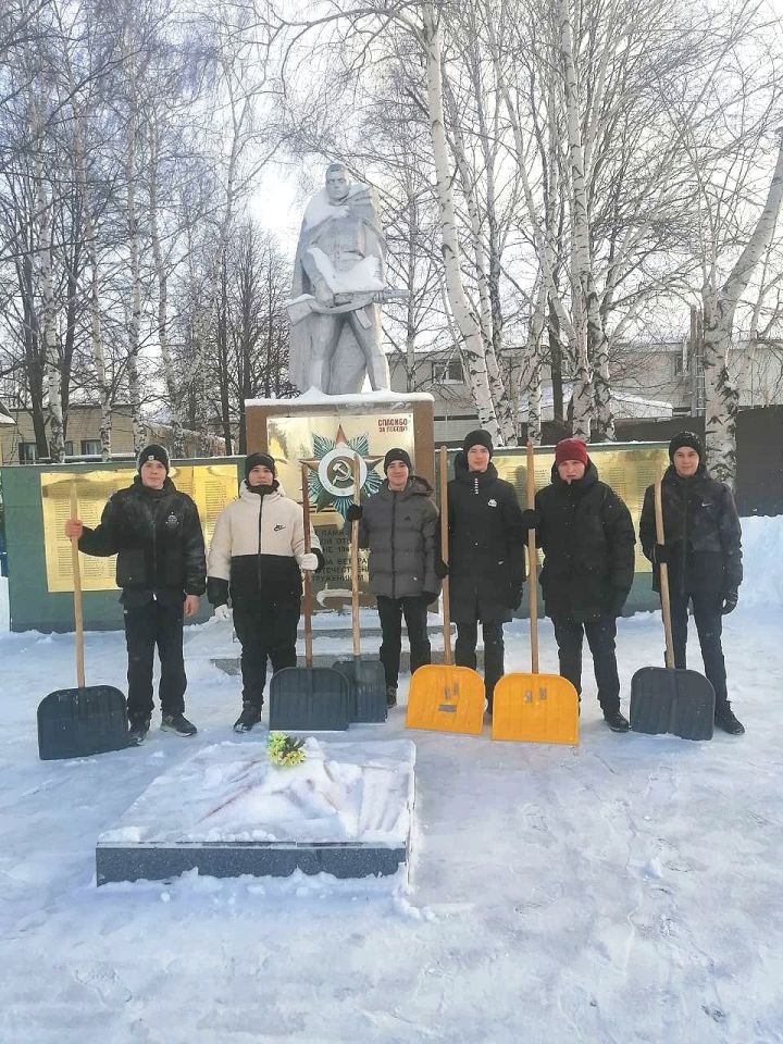 Зимние десанты: сельские активисты расчищают памятные места от снега