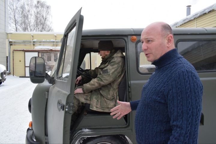 Глава Тукаевского муниципального района передал бойцам полка гуманитарную помощь и автомобиль