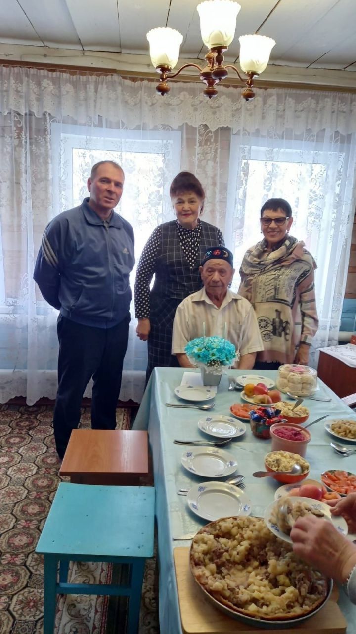 Ветерану тыла Фатихову Зуфару Фатиховичу исполнилось 95 лет: поздравления от президента и главы района