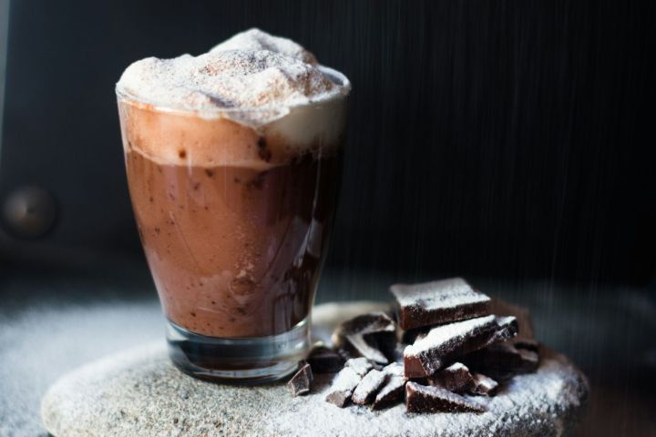 Горячий шоколад с взбитыми сливками: идеальный напиток для уютных зимних вечеров