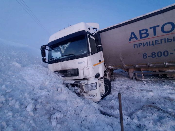 Авария с участием грузового автомобиля «КАМАЗ» и бетонного ограждения: причины и последствия