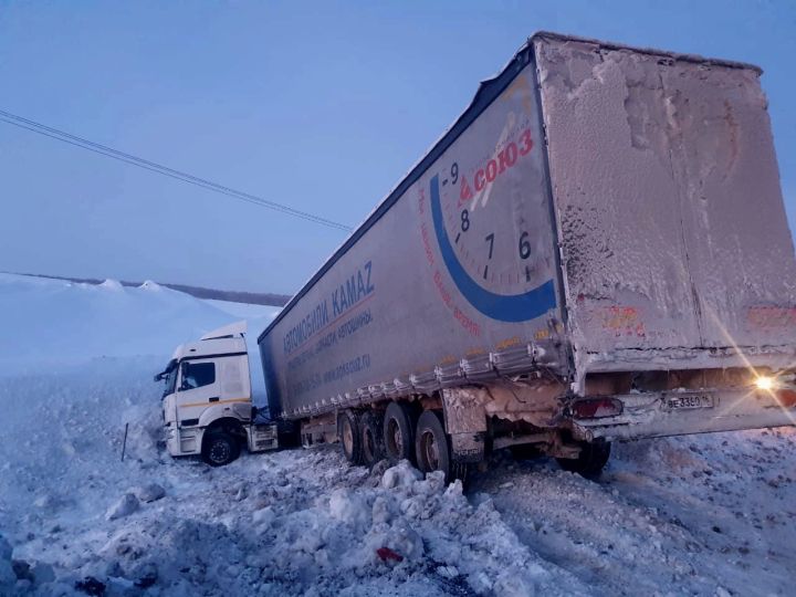 Авария с участием грузового автомобиля «КАМАЗ» и бетонного ограждения: причины и последствия