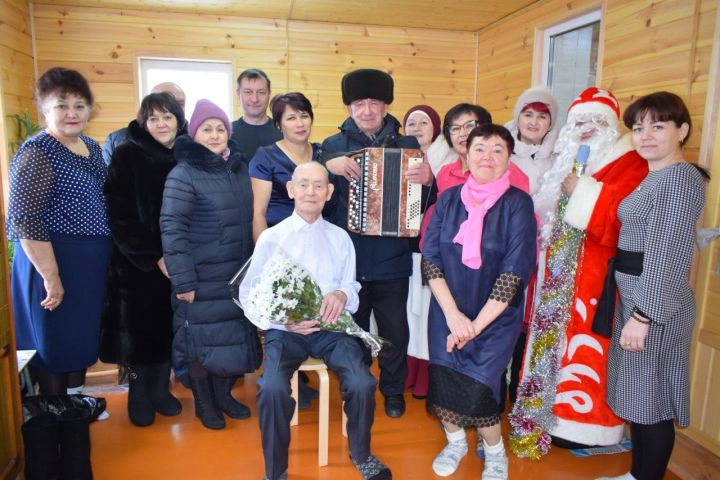 Зуфар Давлетшин отмечает 90-летие: почетный житель села, автор книг и преподаватель физики