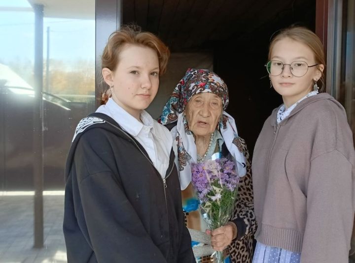 С любовью и уважением: ученики Бурдинской школы поздравляют ветеранов