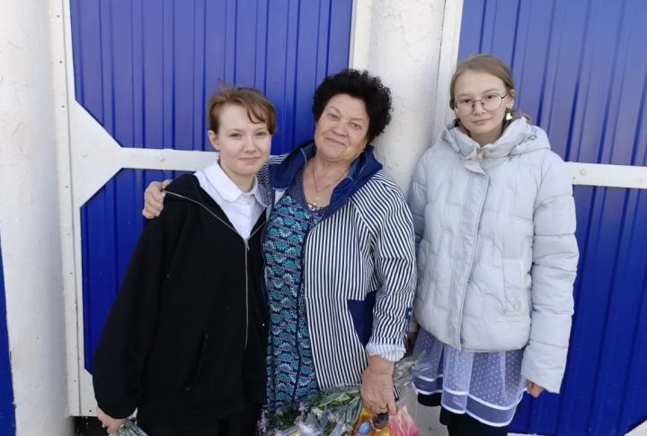 С любовью и уважением: ученики Бурдинской школы поздравляют ветеранов