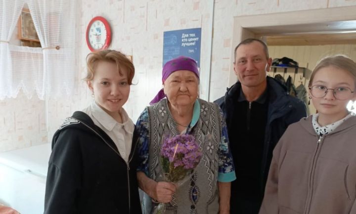 С любовью и уважением: ученики Бурдинской школы поздравляют ветеранов