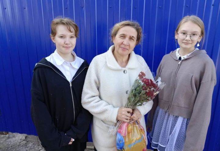 С любовью и уважением: ученики Бурдинской школы поздравляют ветеранов