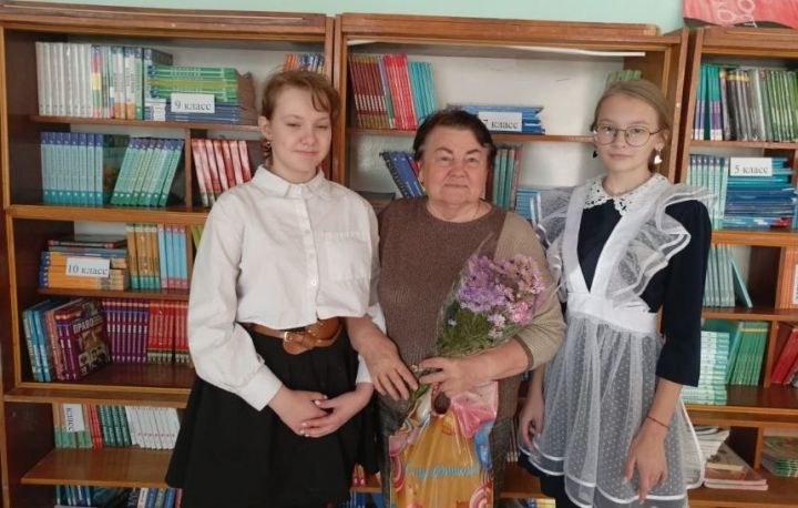 С любовью и уважением: ученики Бурдинской школы поздравляют ветеранов