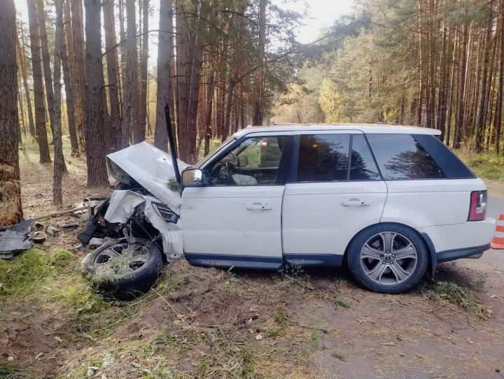 ДТП в Тукаевском районе: «Ланд Ровер» врезался в дерево на автодороге