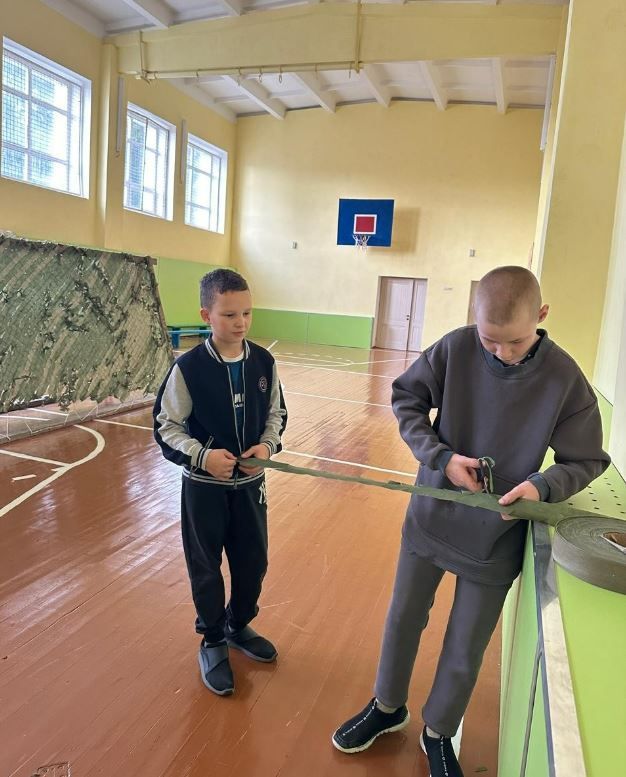Единство в действии: школа Тукаевского района плетет маскировочные сети
