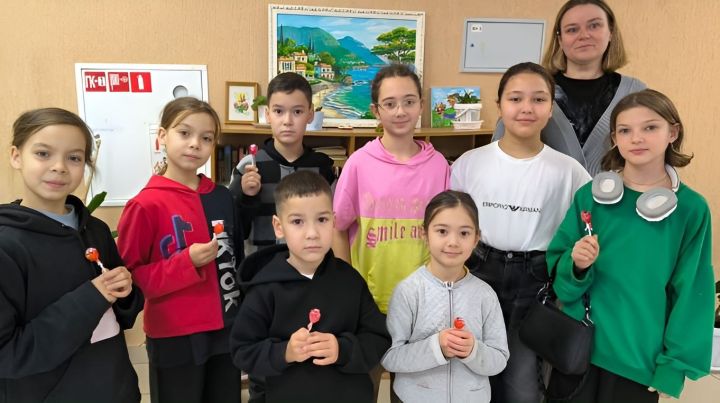 Юные жители Тукаевского района изготовили окопные свечи для наших защитников