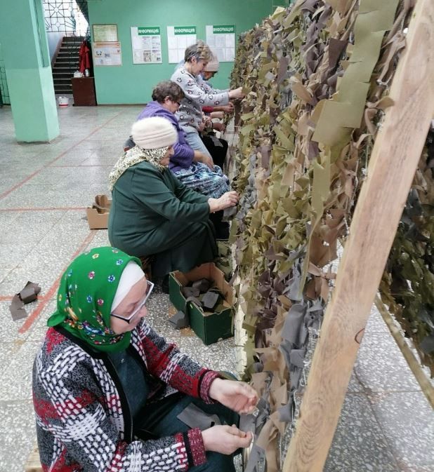 Волонтеры Калмашского поселения плетут маскировочные сетки для солдат