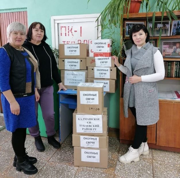 Волонтеры Калмашского поселения плетут маскировочные сетки для солдат