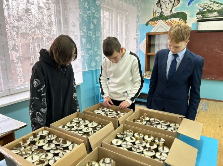 Учащиеся из Бурдинской школы создают окопные свечи для солдат