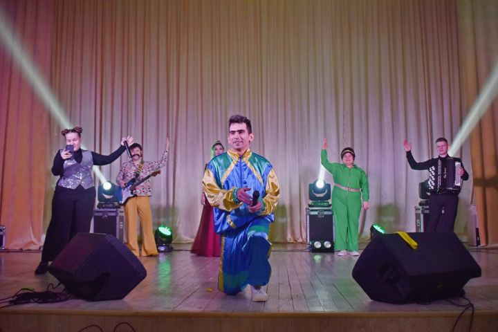 Рамиль Шарапов и его команда «Шарапов - Шоу» покорили зал Князевского сельского дома культуры своим юмором и талантом!