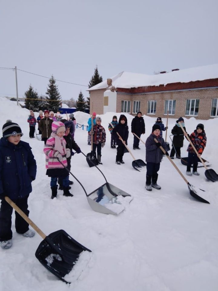 Очистка памятных мест от снега: младшие школьники Тлянче-Тамакской школы проявили гражданскую ответственность и патриотизм
