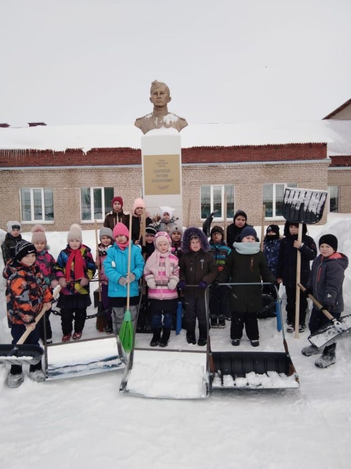 Очистка памятных мест от снега: младшие школьники Тлянче-Тамакской школы проявили гражданскую ответственность и патриотизм