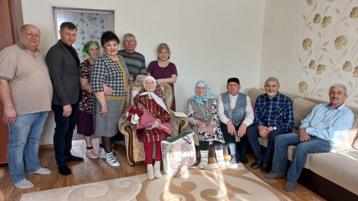 Заместитель главы Тукаевского муниципального района поздравил ветерана Великой Отечественной войны с 100-летним юбилеем