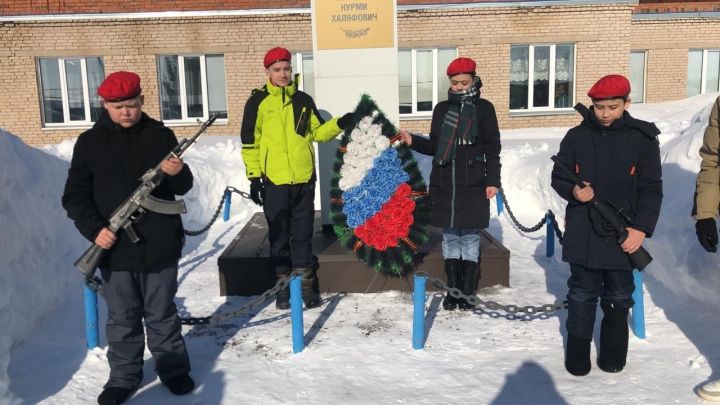 Юнармейцы Тлянче-Тамакской школы возлагают венок к памятнику героя Советского Союза Шарипову Нурми Халяфовичу: Почтение и благодарность защитникам Родины