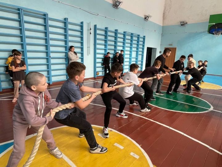 Молодые защитники Отечества: Новотроицкая школа провела военно-патриотическую игру «А ну-ка, мальчики»