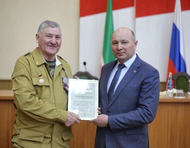 Главе района Фаилю Камаеву вручили «Благодарность» за поддержку ветеранов и контртеррористических операций