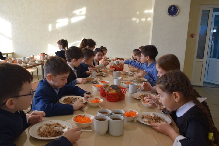 Вкусно ли кормят учащихся школ ?