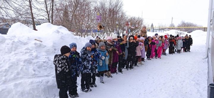 Дети школы Круглое Поле создают кормушки для птиц, помогая им в холодное время года