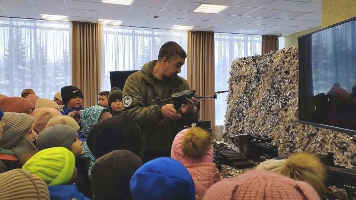 Волонтеры Тукаевского района организовали образовательную выставку для детей: военная техника, первая помощь и письма солдатам