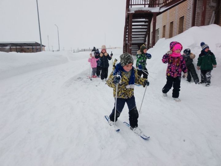 Успешный лыжный марафон в детском саду «Тургай»: дети показали свои спортивные навыки и получили заслуженные награды