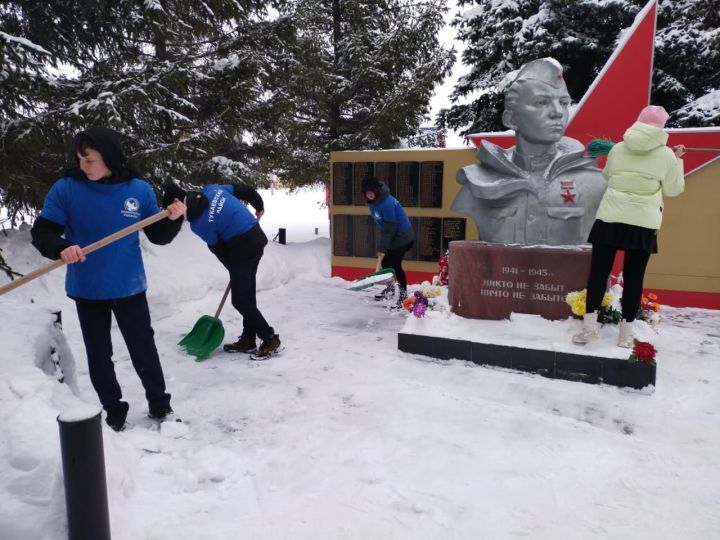 Молодежь Тукаевского района проявляет силу духа: учащиеся школ чистят снег у памятников и помогают ветеранам
