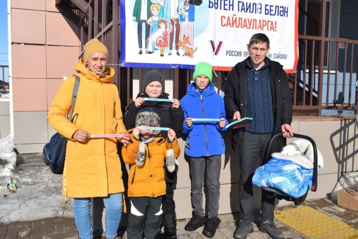 Веселая избирательная атмосфера: жители села Азьмушкино пришли на участок с песнями