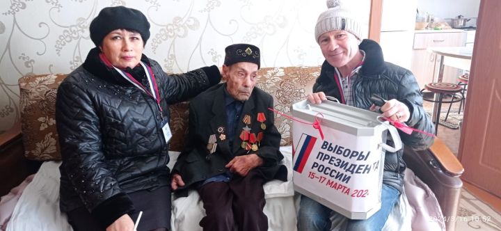 Ветеран Великой Отечественной войны Рафкат Нуриев проголосовал на выборах Президента России