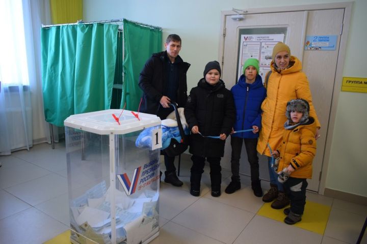 Веселая избирательная атмосфера: жители села Азьмушкино пришли на участок с песнями