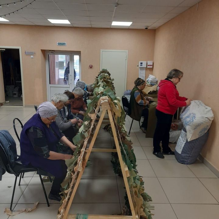 Волонтеры из Новотроицка: плетут, вяжут, готовят для наших военных