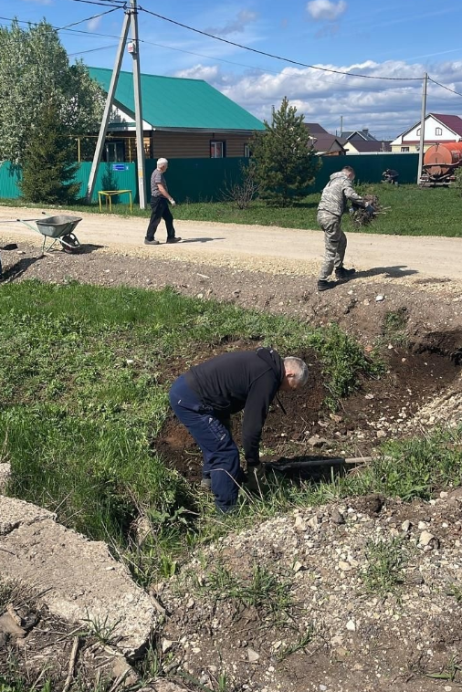 Субботники продолжаются: жители Новотроицкого объединяются для блага села
