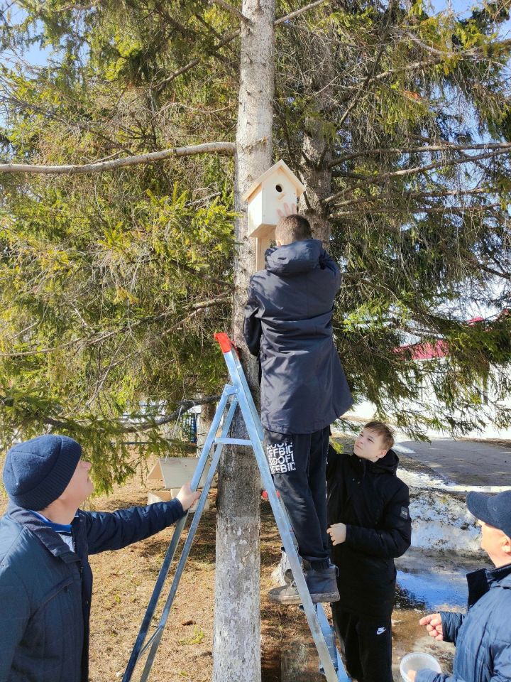 Ученики Яна-Булякской школы и их родители строят домики для птиц