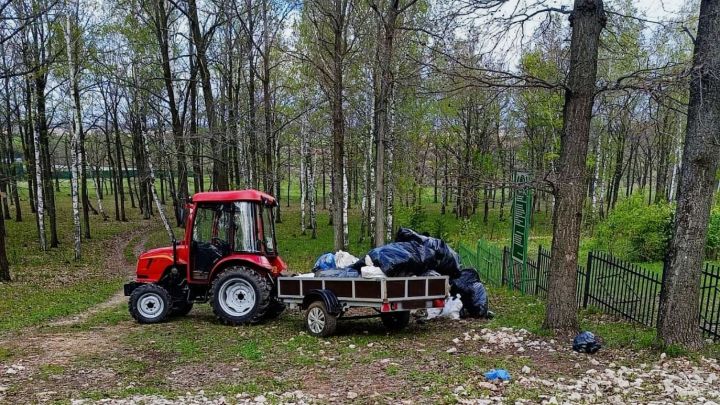 Жители поселка Комсомолец Тукаевского района активно участвуют в субботнике на кладбище: территория стала чище и ухоженнее