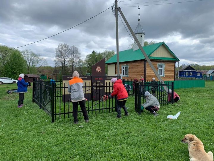 Жители Азьмушкинского сельского поселения провели традиционные весенние субботники