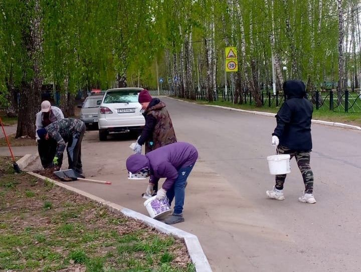 Жители Азьмушкинского сельского поселения провели традиционные весенние субботники
