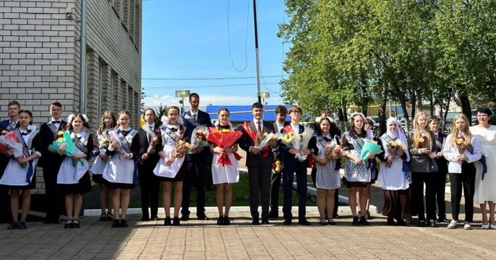 «Последний звонок» в Мелекесской школе: выпускников ждет будущее