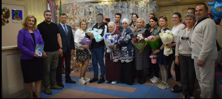Рустем Ильдусович Закиров поздравил семью Карамовых с рождением сына в Тукаевском районе