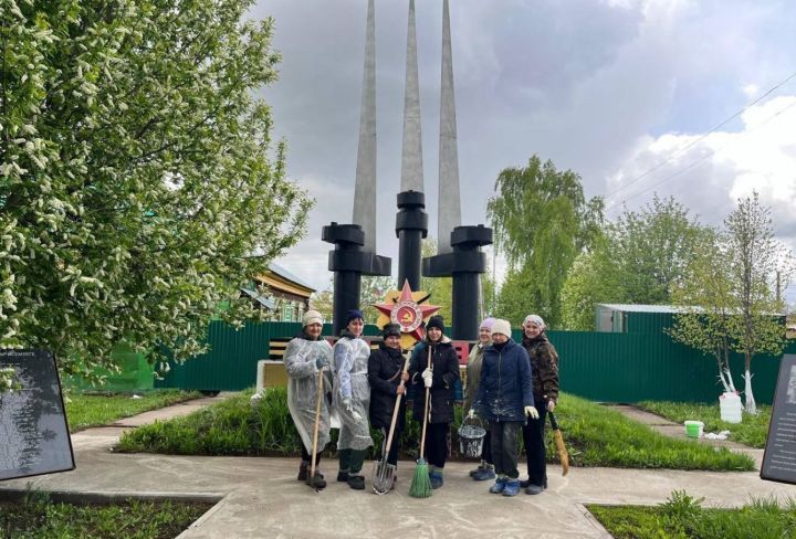 Активисты Тукаевского района провели акцию «чистый памятник» в Иштеряковском сельском поселении