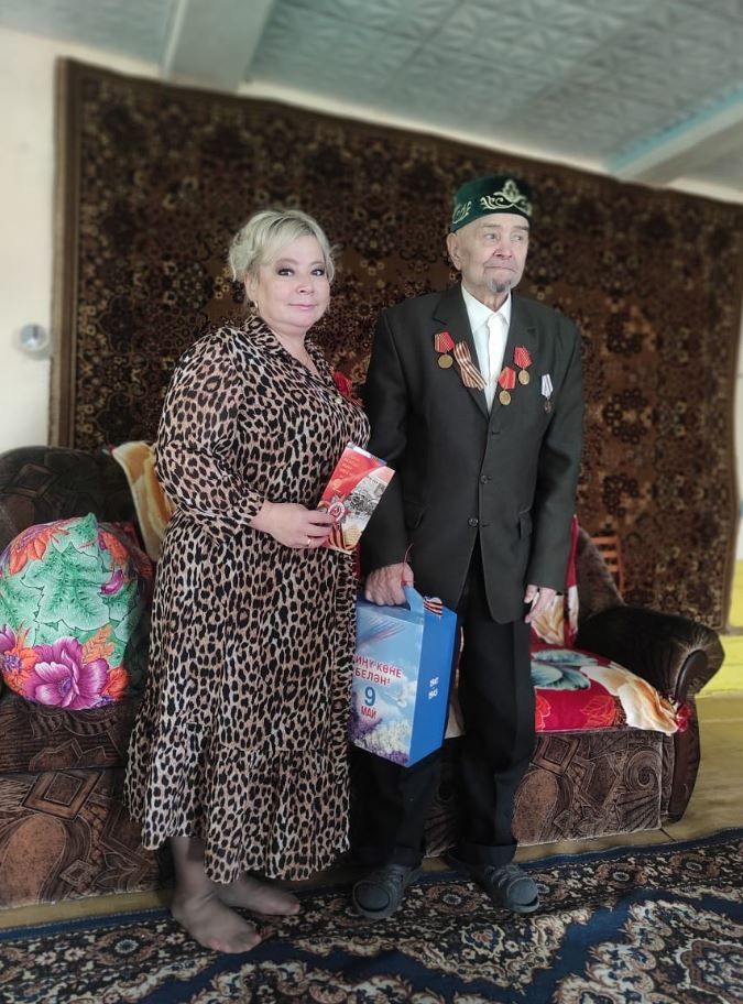 Тукаевский район: глава Азьмушкинского поселения и его команда посетили ветеранов и тружеников тыла