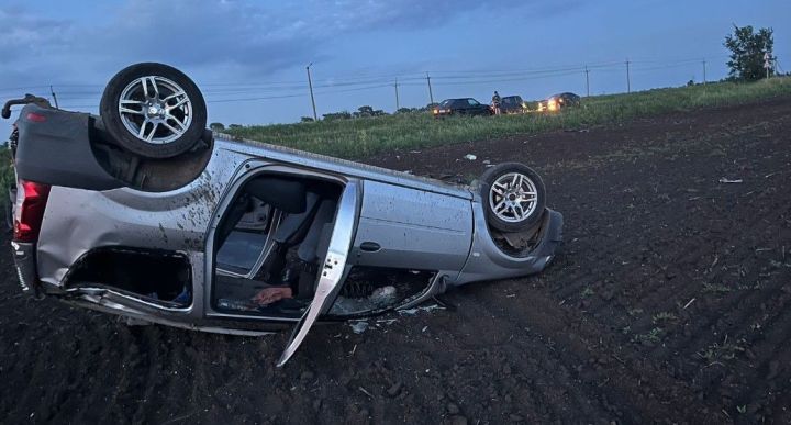 Страшное ДТП на трассе: Лада Ларгус опрокинулась в кювете, пострадали пассажиры